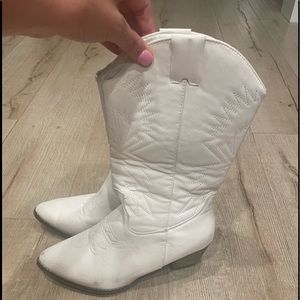 Size 8.5 white cowgirl boots, minor scuffing